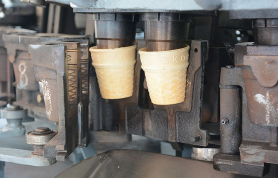 Yüksek Hızlı Yumurta Sütü Aromalı Otomatik Şeker Koni Makinesi 3800 Koni / Saat